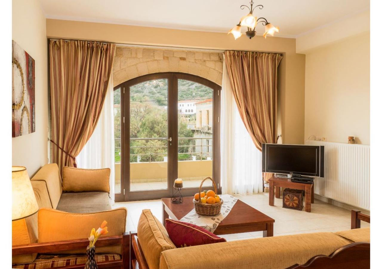 Xristinas Seaside Apartments Kolymbari Exterior photo